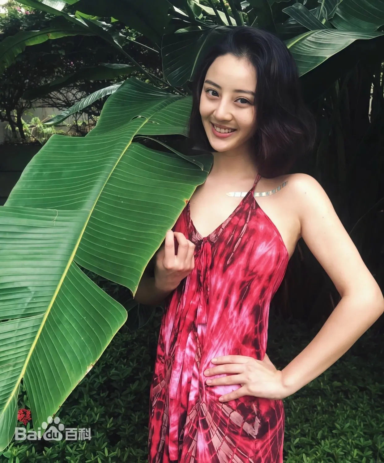 长发演员 无袖裙风情