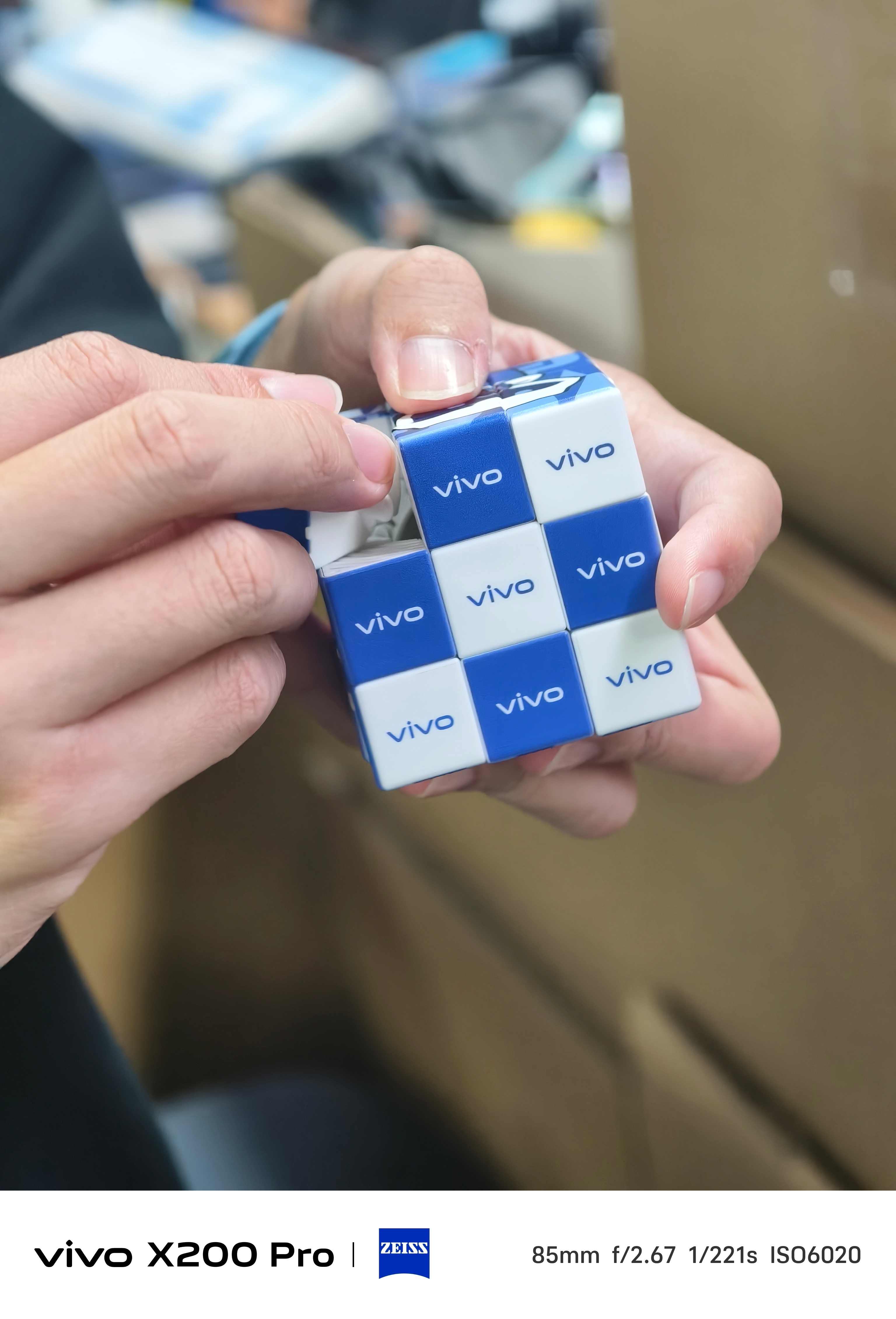 弄乱的魔方发现无法复原了怎么办没关系，用必杀技就是拆开来重装