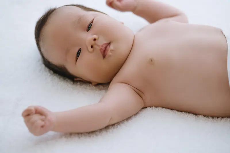 泪目！河南郑州，一家人刚把满6天的男宝宝从月子里抱出来晒晒窗边的光，奶奶伸手去按