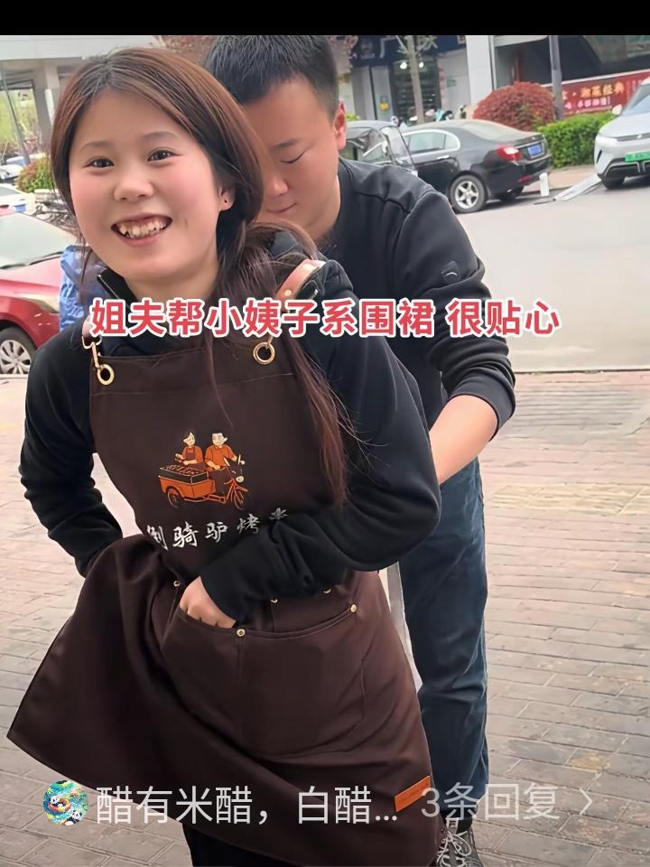 山东济宁有对开烧烤店的夫妻，就因为丈夫帮21岁的小姨子系了个围裙，老婆委屈得不行