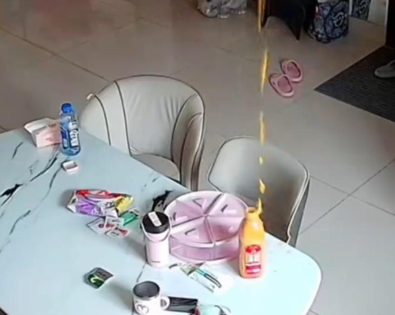 山东潍坊市民肖女士家中，发生了一件让人意外又后怕的事。一瓶从未开封的杨枝甘露，在