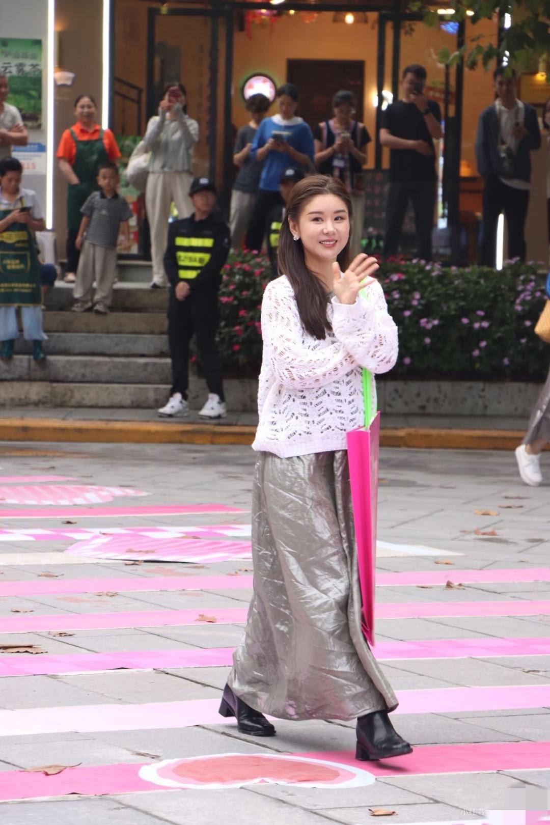 西北锤王的老婆——李小萌
40岁了依旧满脸胶原蛋白
一脸温柔幸福的模样
永远是我