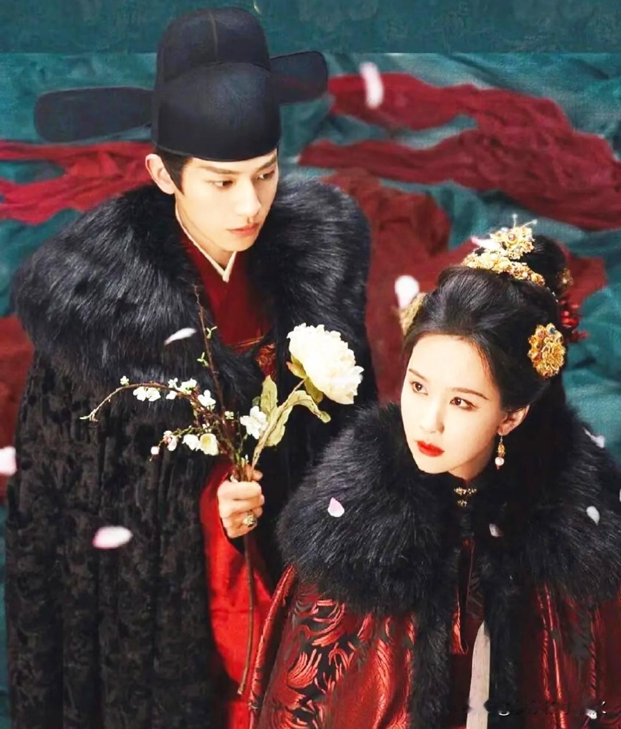 可以说她已经算是当红小花了吧？因为今年的一部《雁回时》奠定了大女主位，一句“你做