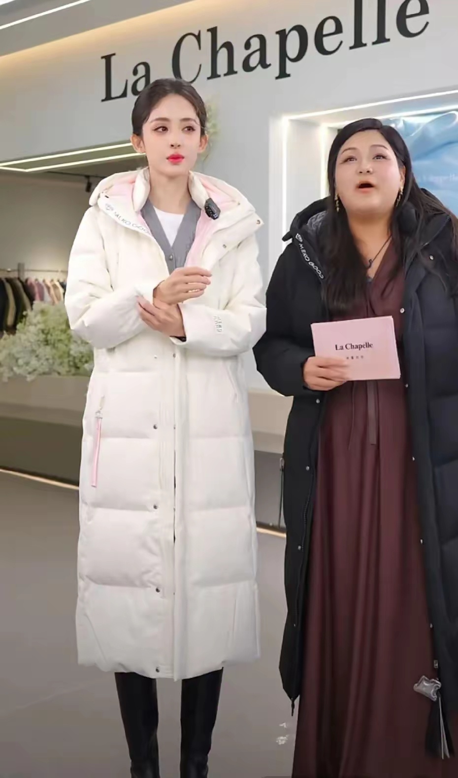 娜扎直播时说自己有100斤，净身高172，这个身高体重披个麻袋都好看。美貌没有被