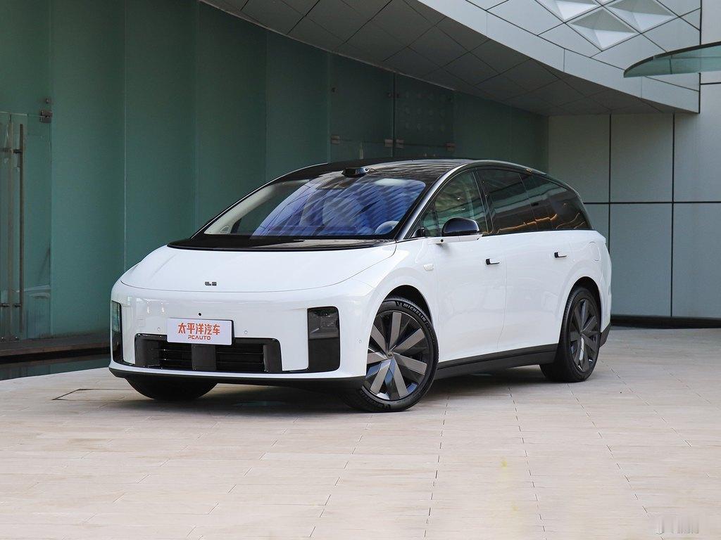 抢先体验了把理想首款纯电 SUV i8 ！
这波家庭牌打得确实够狠~

价格先摆