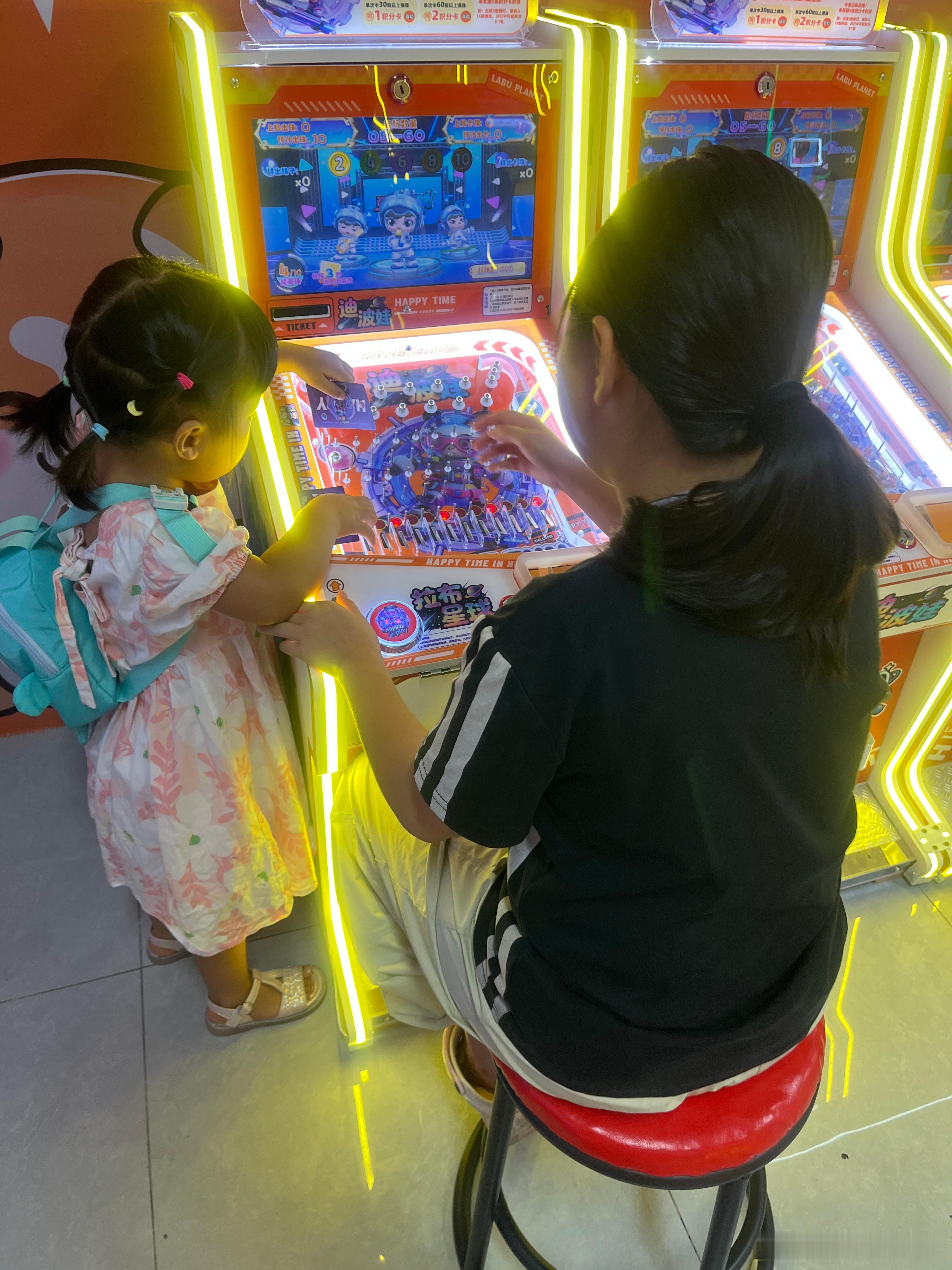 二姐过来找我们，我们刚睡醒，就听到她敲门。这个家伙，她舅妈、小姨过来，也不找她们
