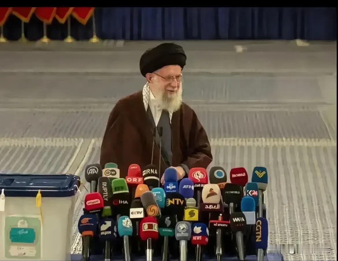 危险正在袭来，如今的伊朗危如累卵……
不管是内部颠覆，还是外部军事力量的入侵，伊