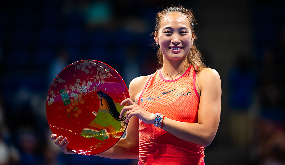 东京，见证了郑钦文两年的蜕变。首盘抢七拿下后，郑钦文第二盘横扫肯宁，在年终总决赛