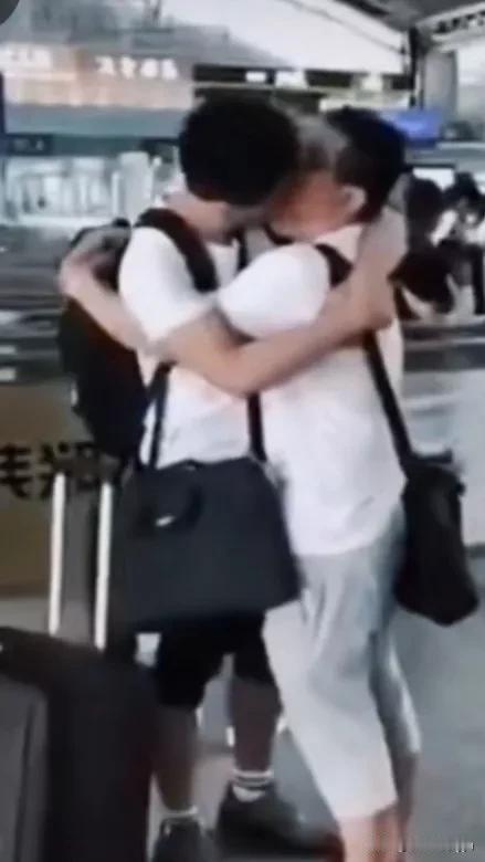 这是在机场大厅里的情景，我就纳闷了感情再好，分别时握手或拥抱一下都可以，非要搞吻