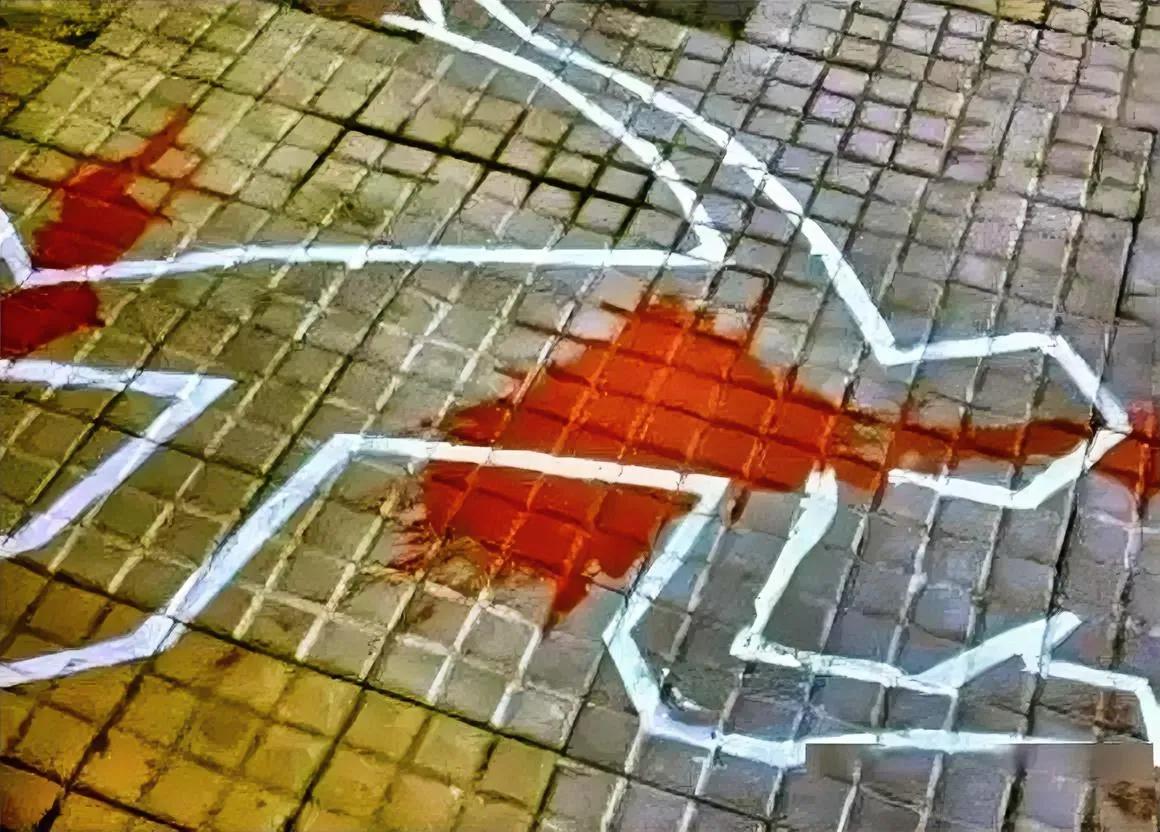 尸体现场！[白眼]
如何描述，是个学问！

大街上，一个人躺在地上，已经死亡，遍