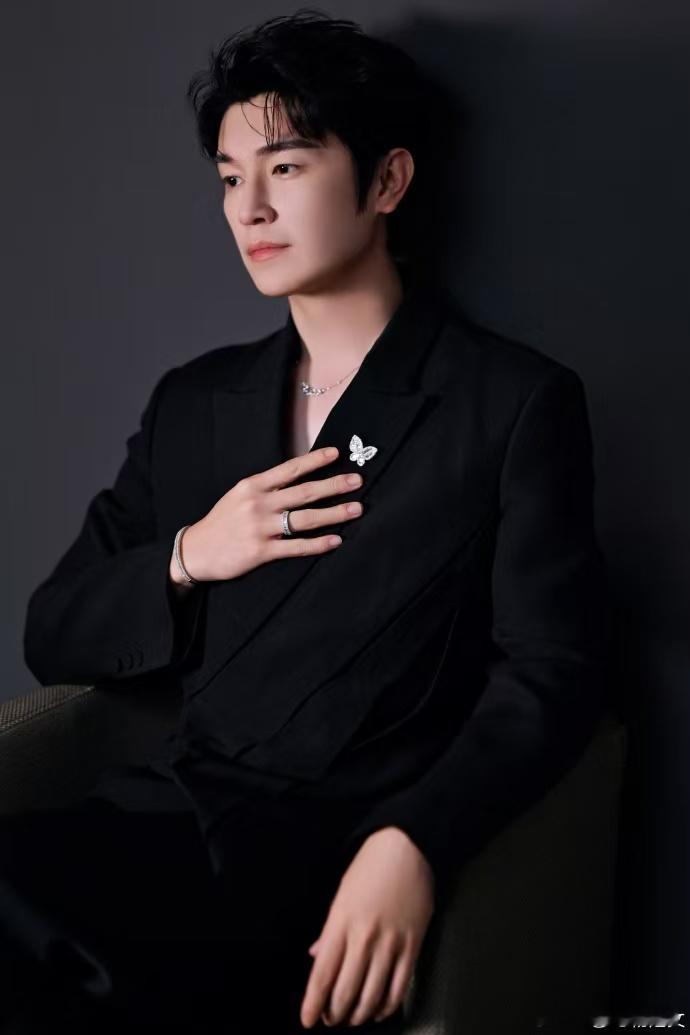 杨旭文开工大漏杨旭文深V真空西装杀疯了！优越线条一览无余，慵懒氛围感拉满又纯又欲