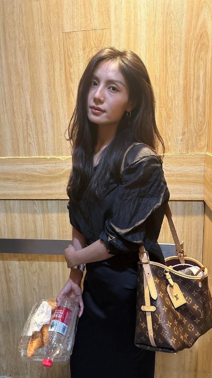 这个是谁，有认识的吗？ 豆包 说是法图麦，元宝说是杨幂都TM的乱说一气。 