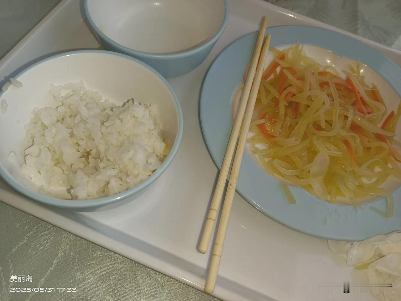 火车上餐车的套餐，28块钱！

太难吃了，大米不好吃，土豆丝没有滋味，还硬。鸡蛋