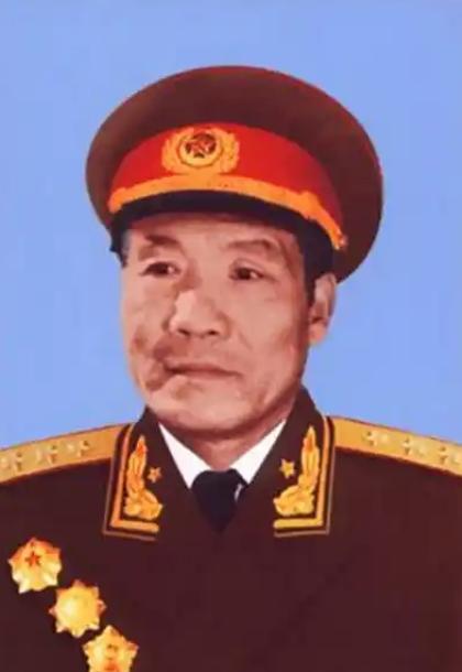 他在老家有一个大儿子，来找他，想让父亲给他安排一份工作。他却对大儿子说，我是农民