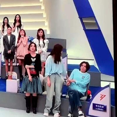 你们见过明星在节目里急得连别人拉她都不理吗？
就王濛这样！
孙怡PK输了，她脸都