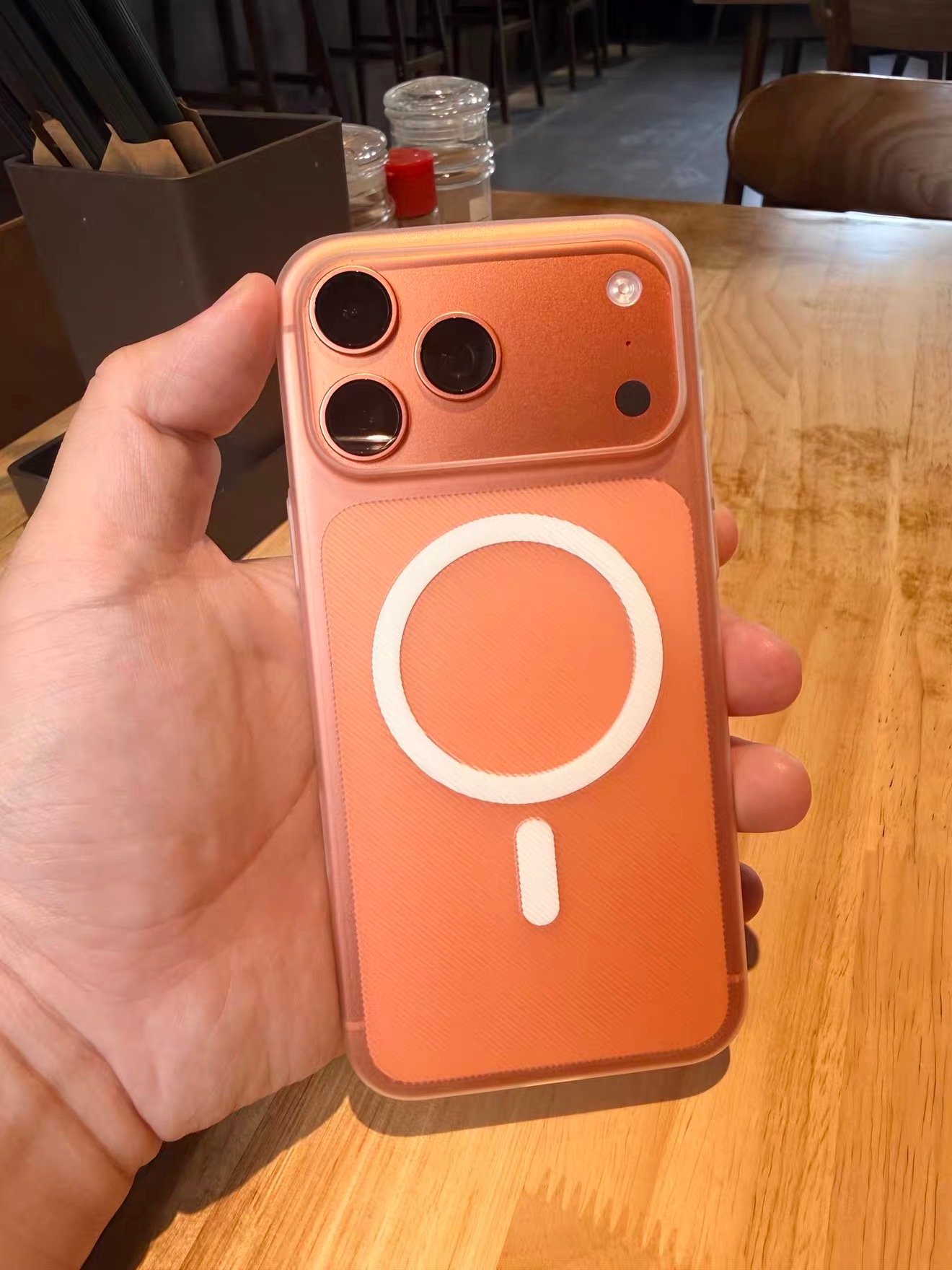 iPhone17ProMax 的超薄 PC 斜隐壳用户返图