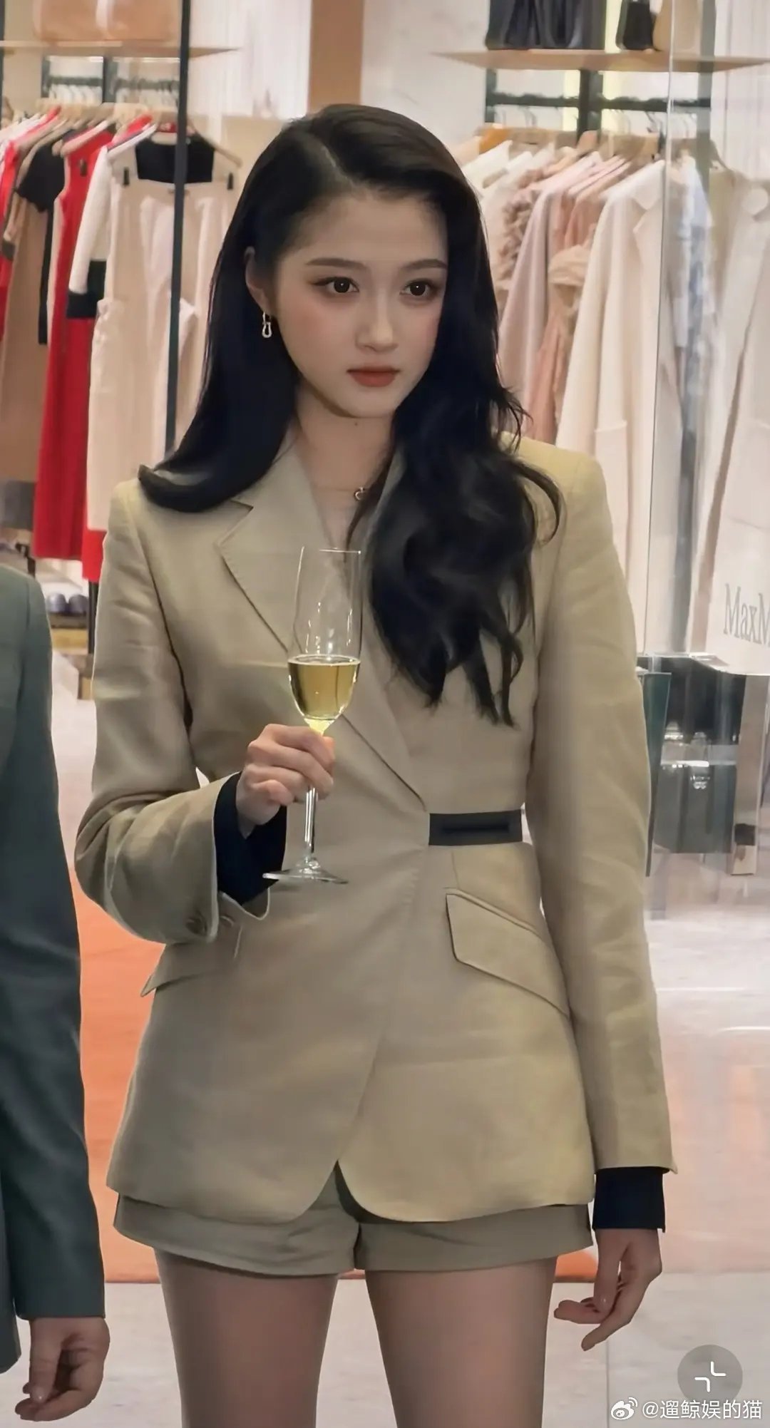 晓彤今日线下活动状态如何 