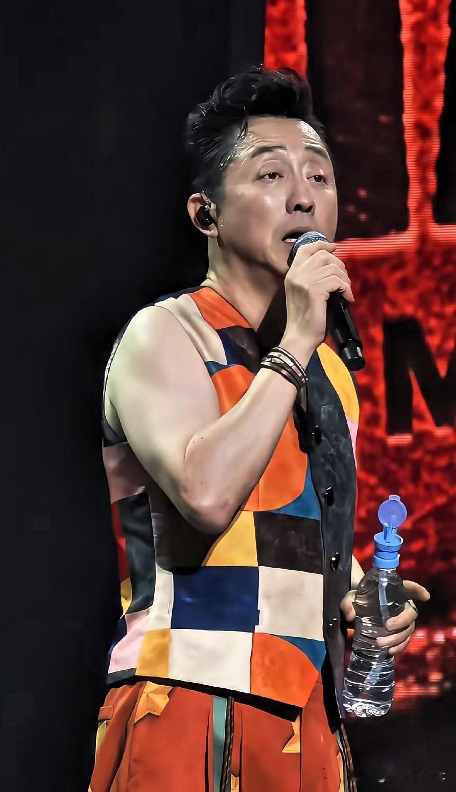 庾澄庆，65岁。
又干了一件蠢事。
他开了一场演唱会，还非要唱高难度老歌，结果就