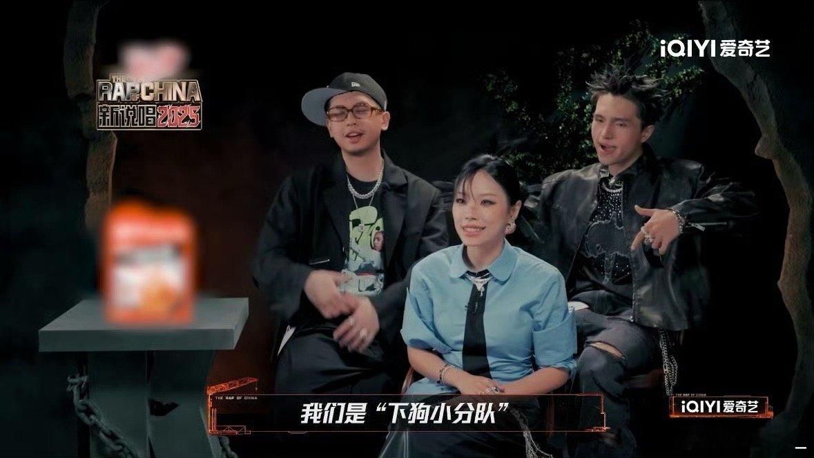 万妮达上班反差感新说唱2025 台上女霸总、台下小女孩，万妮达的两幅面孔我都好爱