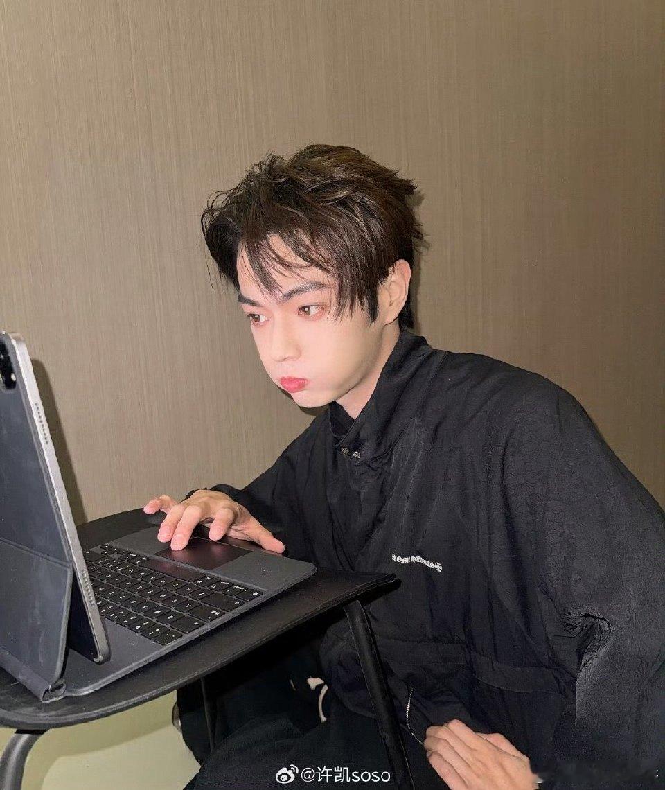 许凯 真帅哥自拍从不挑角度 不挑角度的自拍更显真实帅气，没有精心氛围，侧拍仰拍像