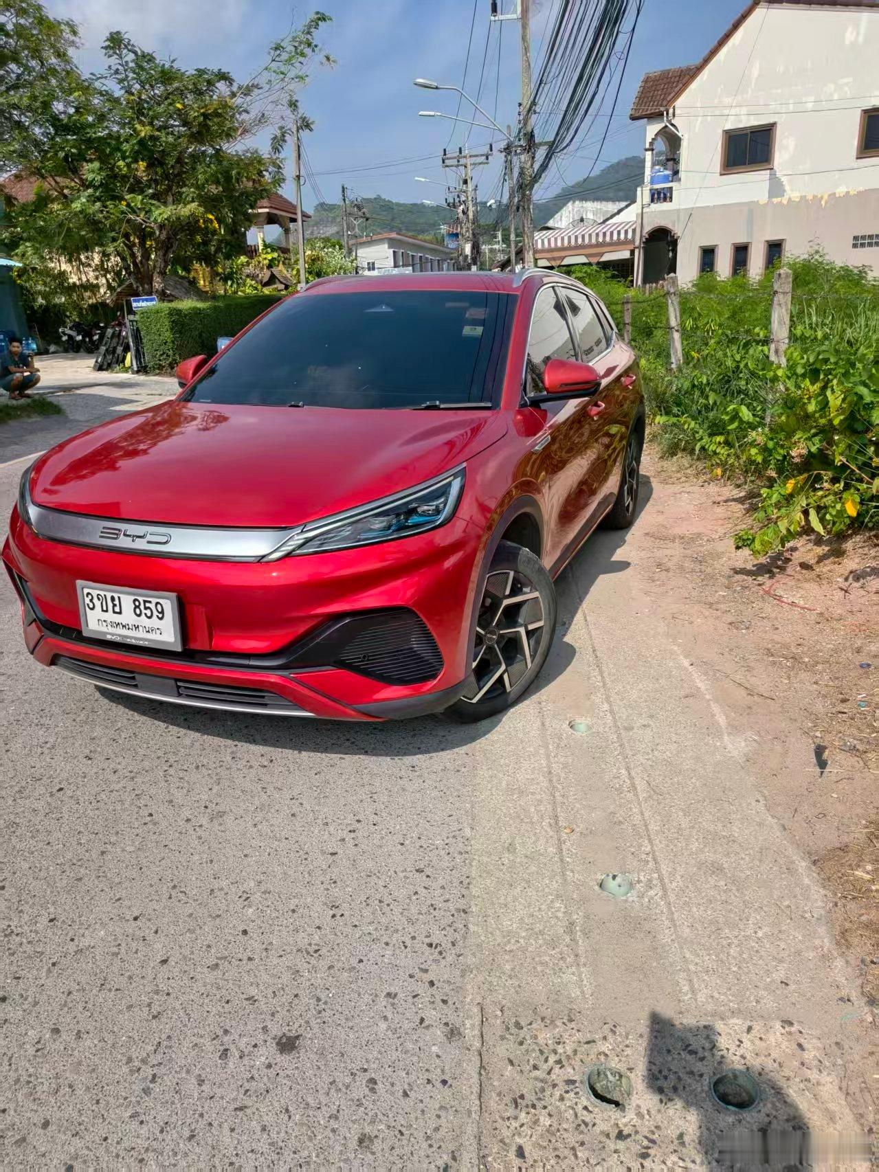 你别说，你还真别说。挂了泰国车牌的比亚迪，都比国内的高级一点。