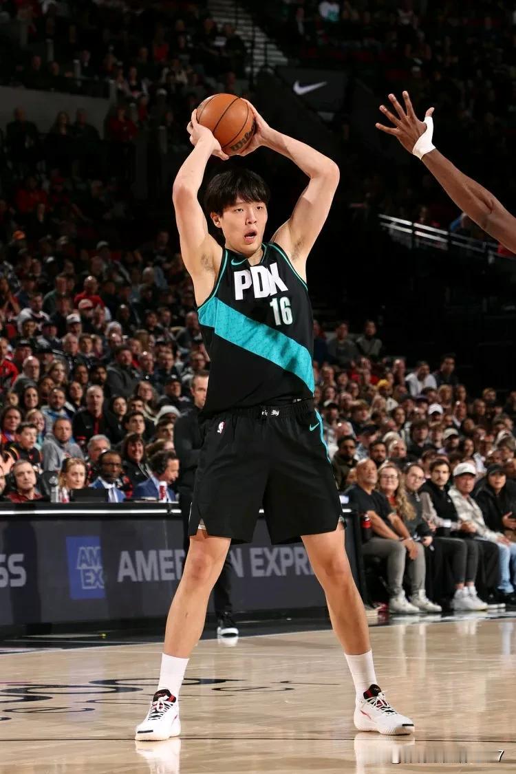 好消息！今日开拓者背靠背客场挑战马刺，杨瀚森将替补登场，而且应该打的时间不会太短