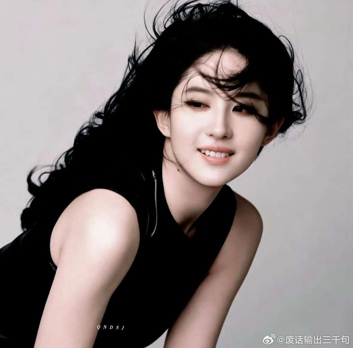 李小冉我P都不敢P这么白内娱最白的女星一个她 一个刘亦菲 