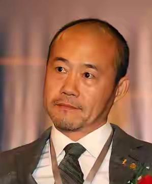 年轻时期的王石，眼神犀利，霸气侧漏。
这个时候的王石，戴顶假发，岁月静好吧，也挺