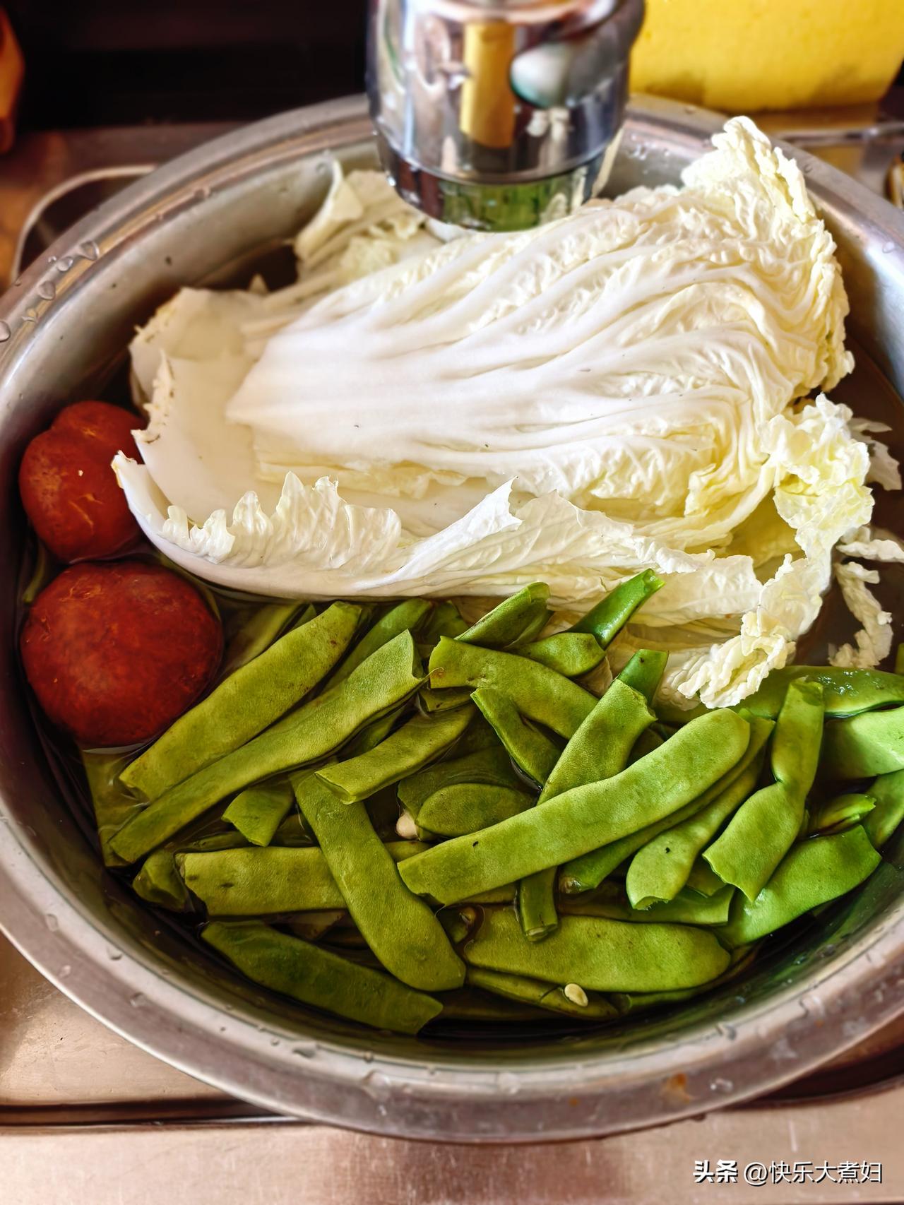 网购了几斤长长的扁豆角，到了
早上买了一根排骨，一小块五花肉
从冰箱拿了两块腊鱼