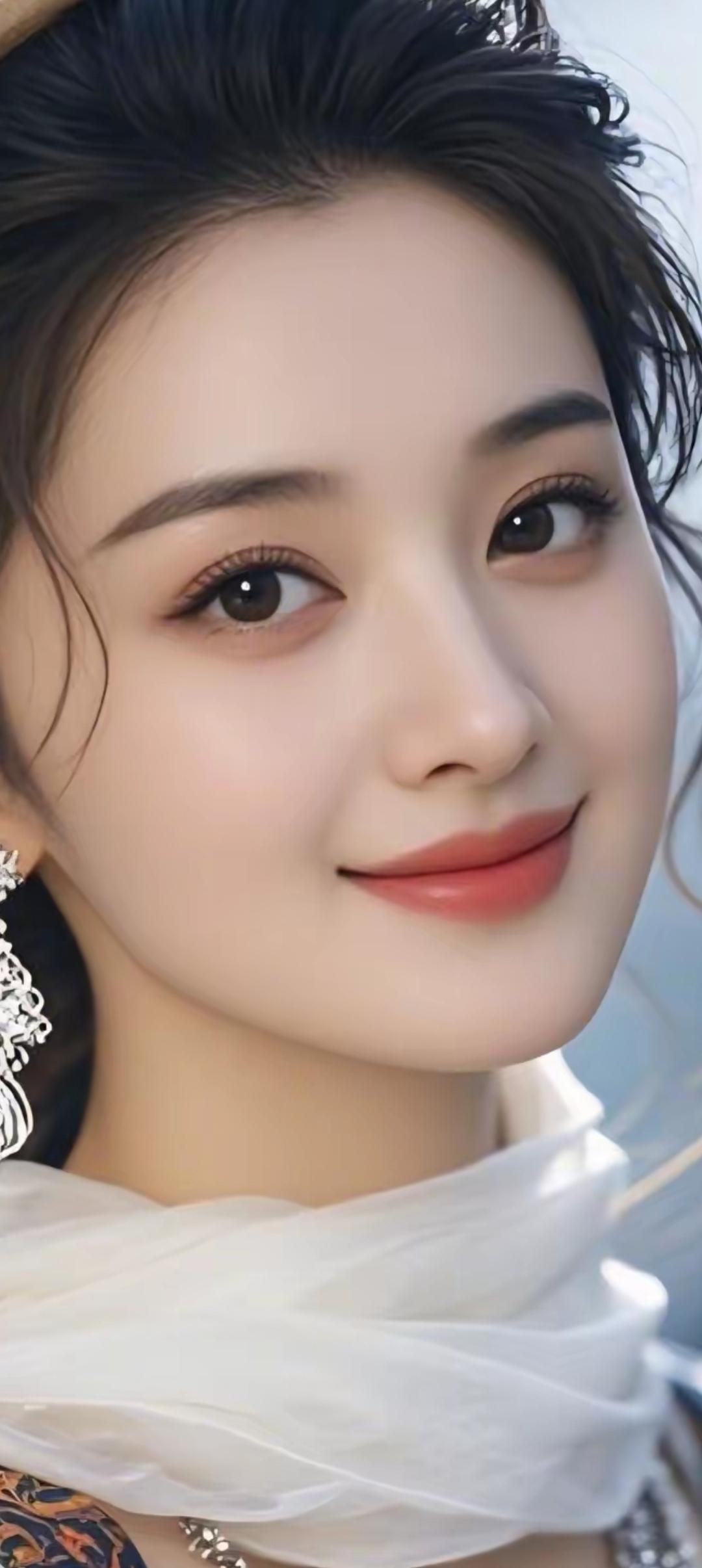 优雅白纱，温柔微笑，宛如画中仙子。