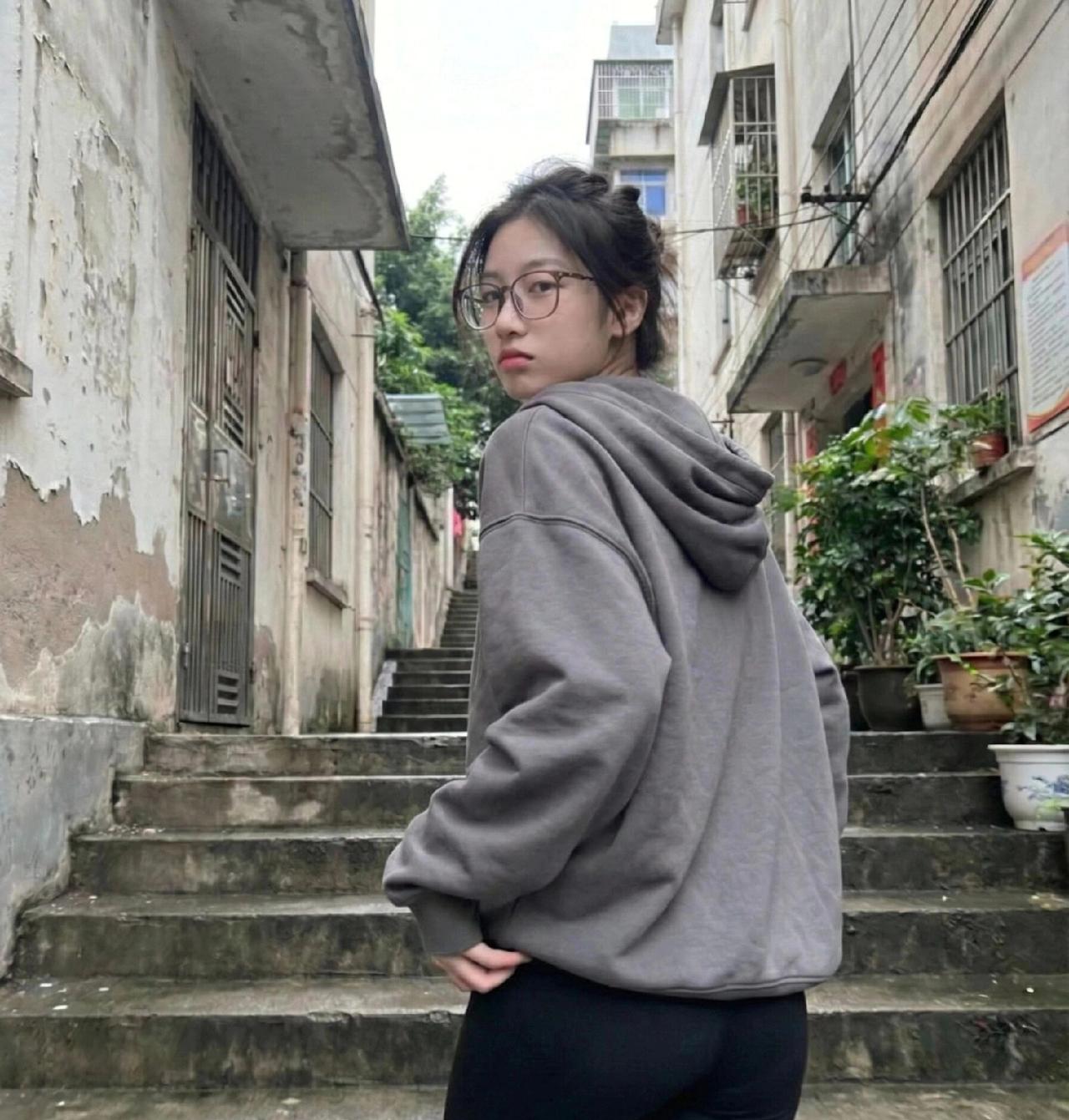 复古风格穿搭/城市旧巷的静谧时光，复古风穿搭，安安静静你见过美女身材好的背影多吗