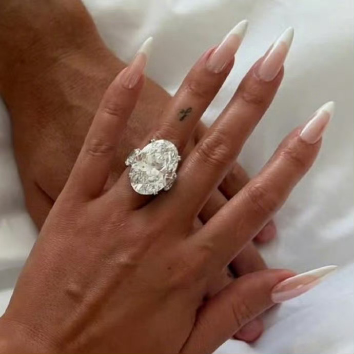 C罗向乔治娜求婚成功原来C罗还没结婚呢？孩子都几个了，我以为早就结婚了… ​​​