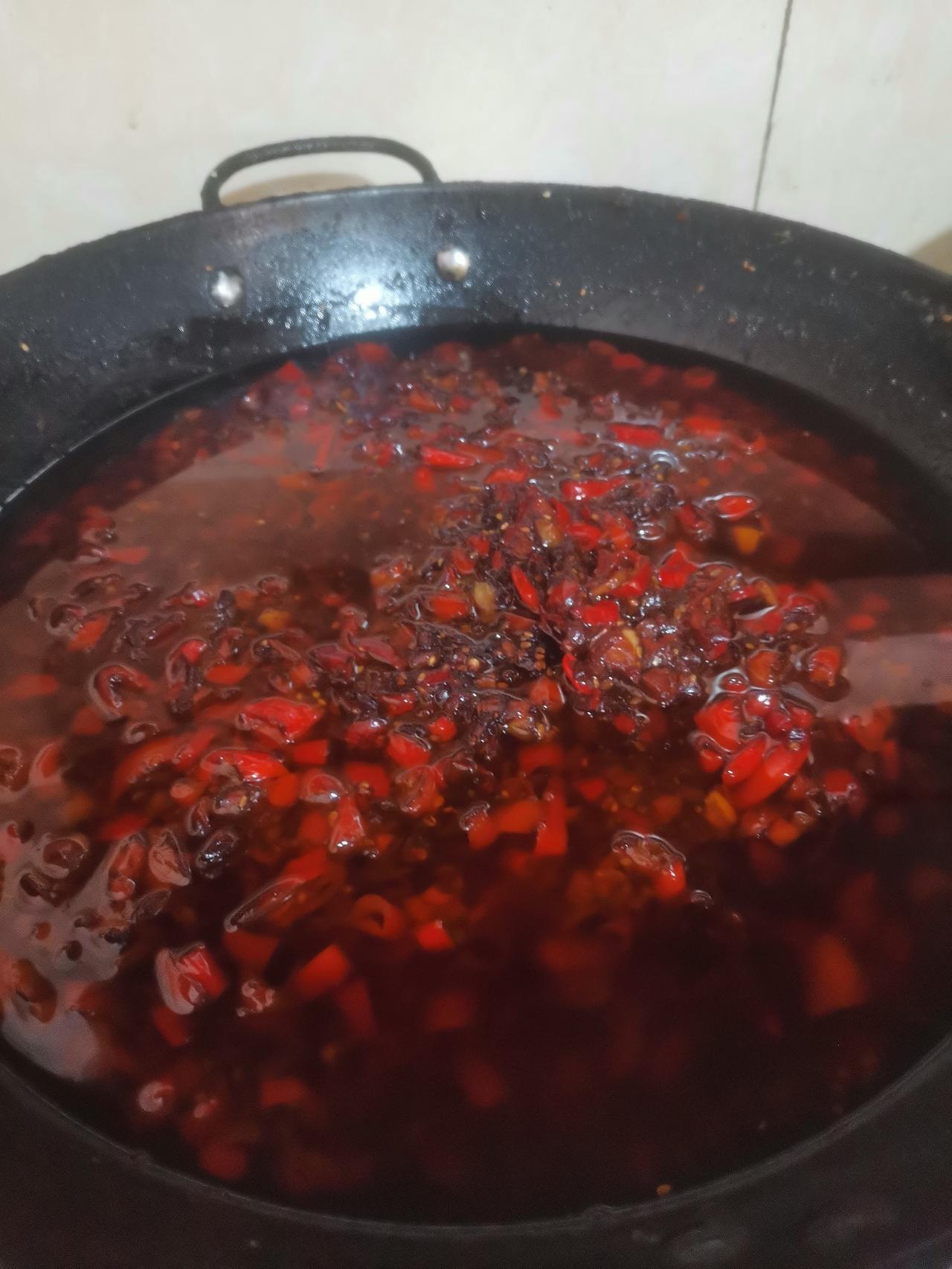 傍晚六点四十分，我见太阳快落山了，外面凉快了，便骑着电动车给我妈送洗净晾干的空瓶