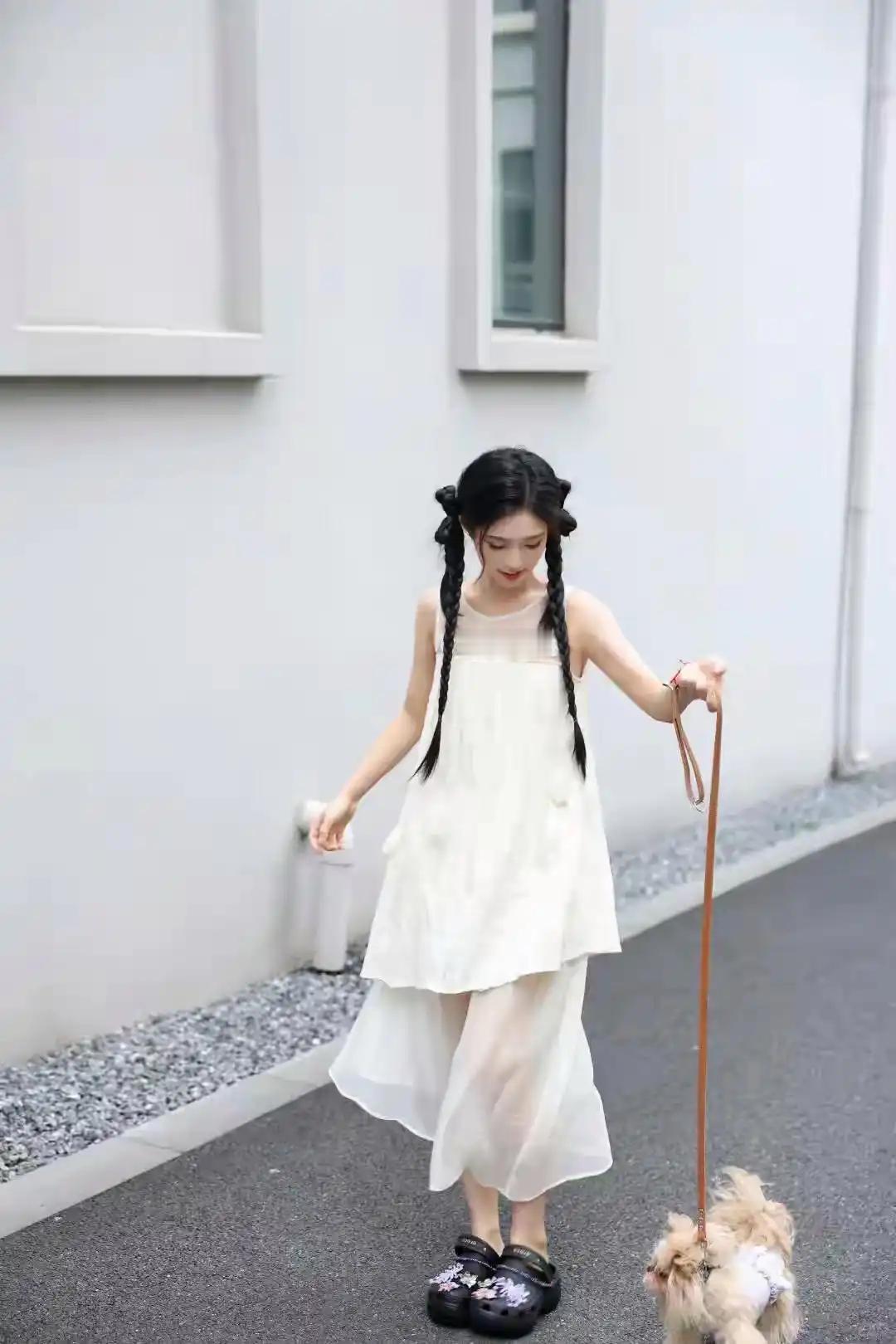 白天，桥上车水马龙，行人来来往往，站在桥上能看到江面上船只穿梭，远处高楼林立，城