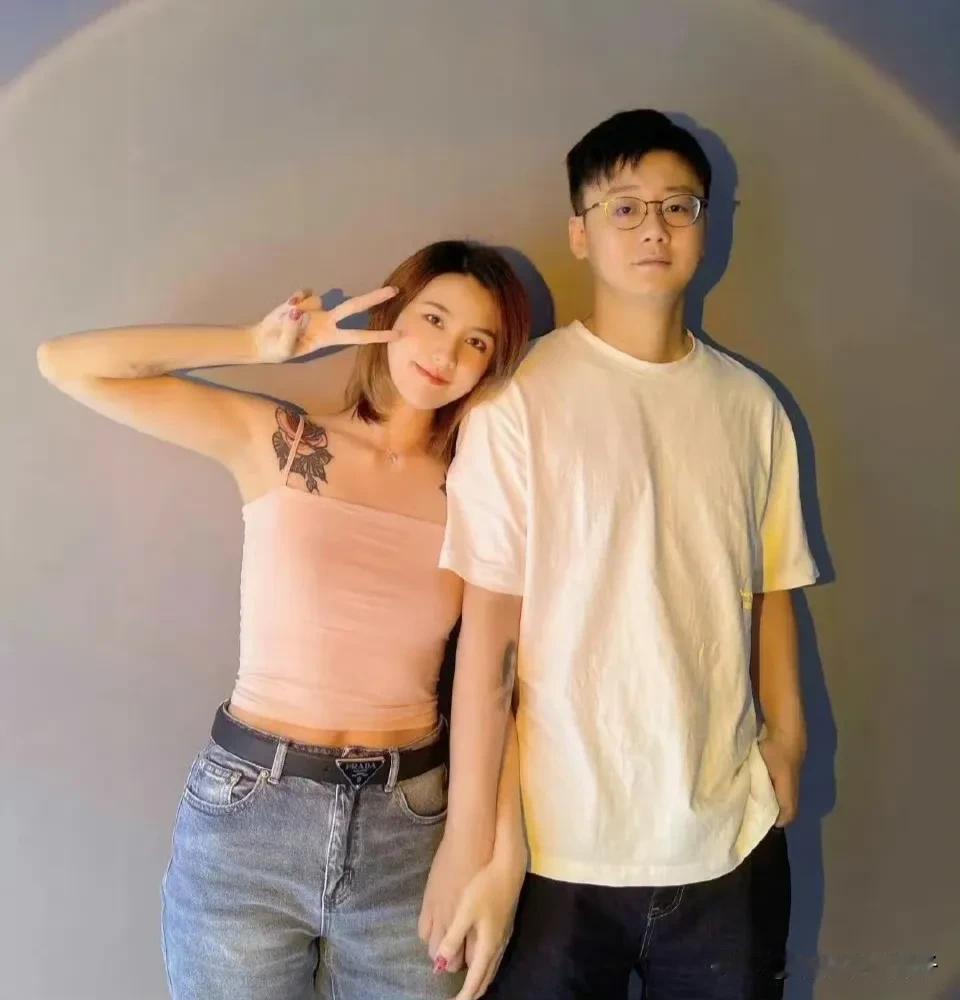 热搜爆了！

陶白白官宣离婚！

说实话，看到这个词条，吓了一跳，以为又是哪个大
