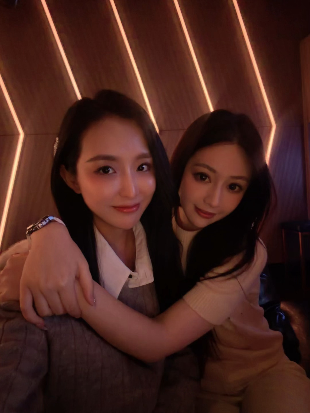 敬生活的暗淡 也敬人间的灿烂 敬旧年不易 敬新年可期