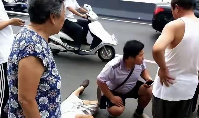 “如果时光倒流，尹先生还会伸手扶那个老人吗？”

2024年5月的一个雨天，湖南