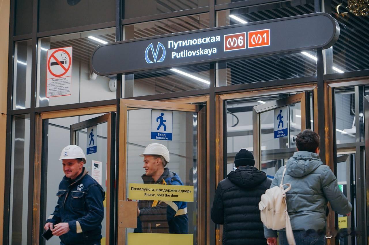 12月26日，圣彼得堡地铁首条棕线——红村-加里宁线的首个路段已正式开通。现阶段