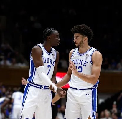 乍一看会以为Cam拖着Sarr的手腕