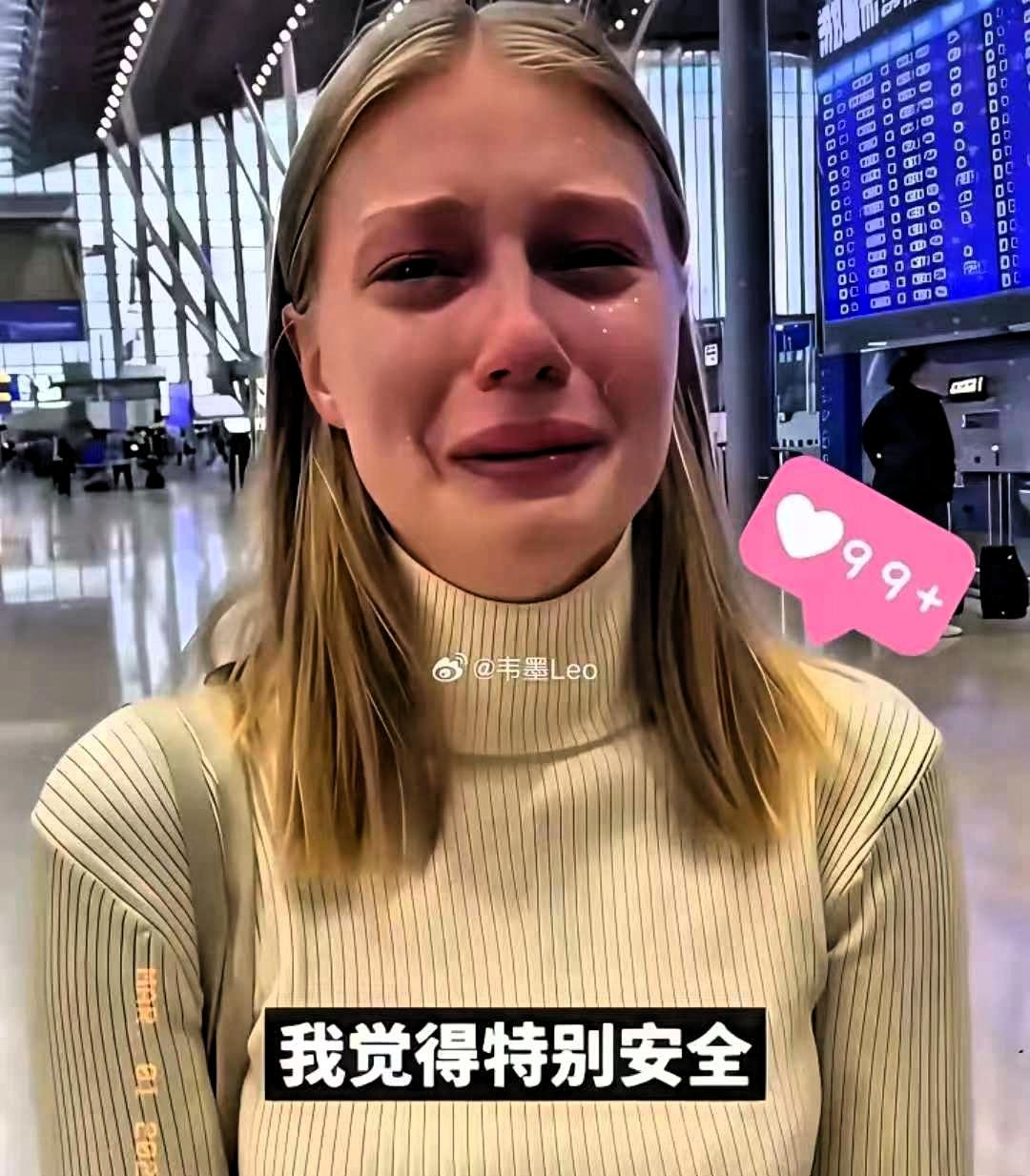 机场离别，两位战乱国女留学生泪洒当场，连护照和机票都被泪水打湿。她们并不是不想回