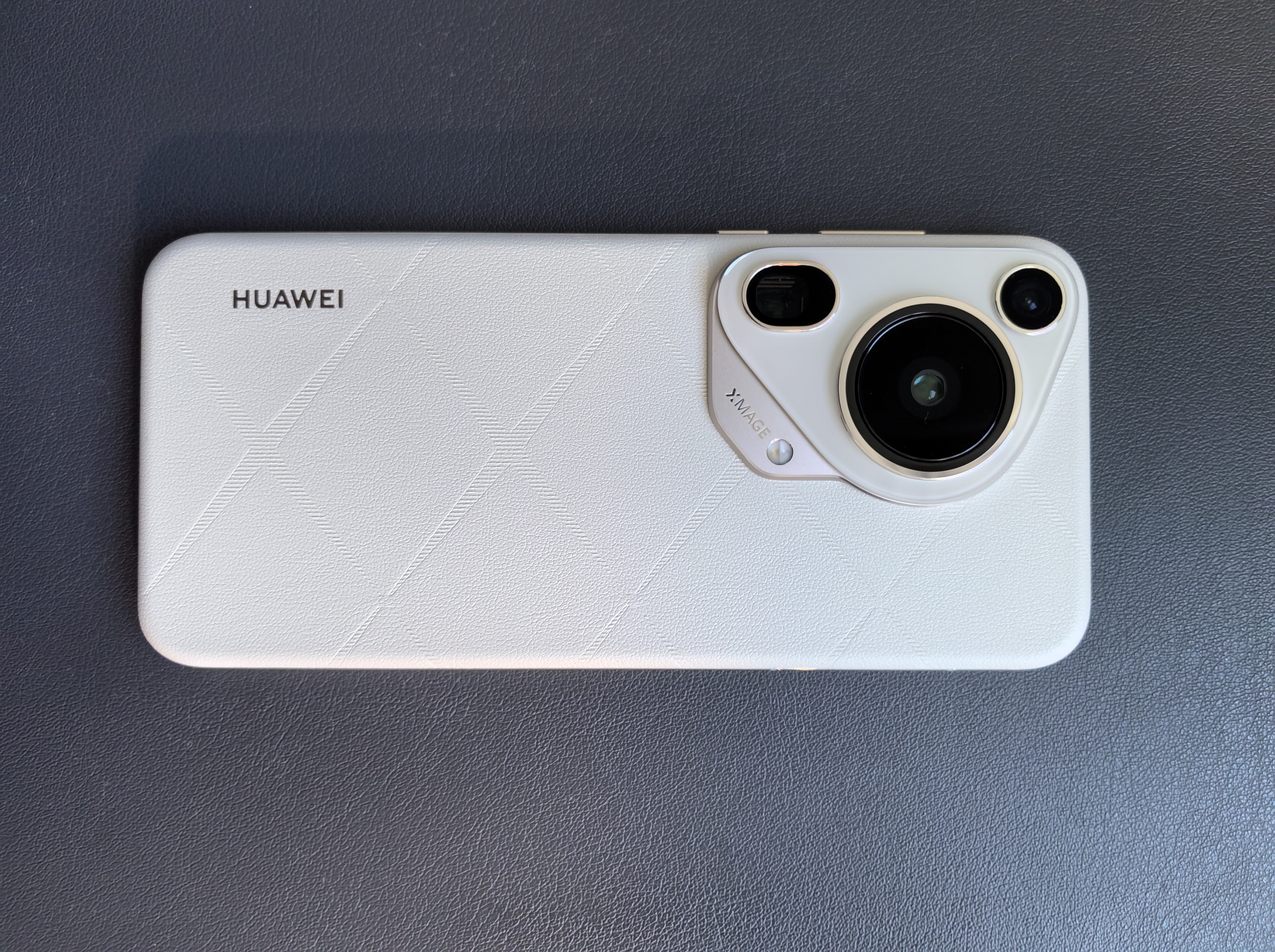 #华为Pura70摄像头像北极熊# 有时又像扭过来的狗头 ​​​