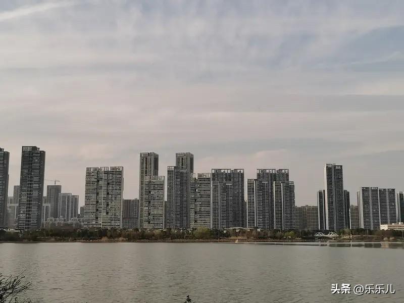 芜湖楼市：

2022年是芜湖房价的巅峰期，市中心镜湖区均价达到14000元/㎡
