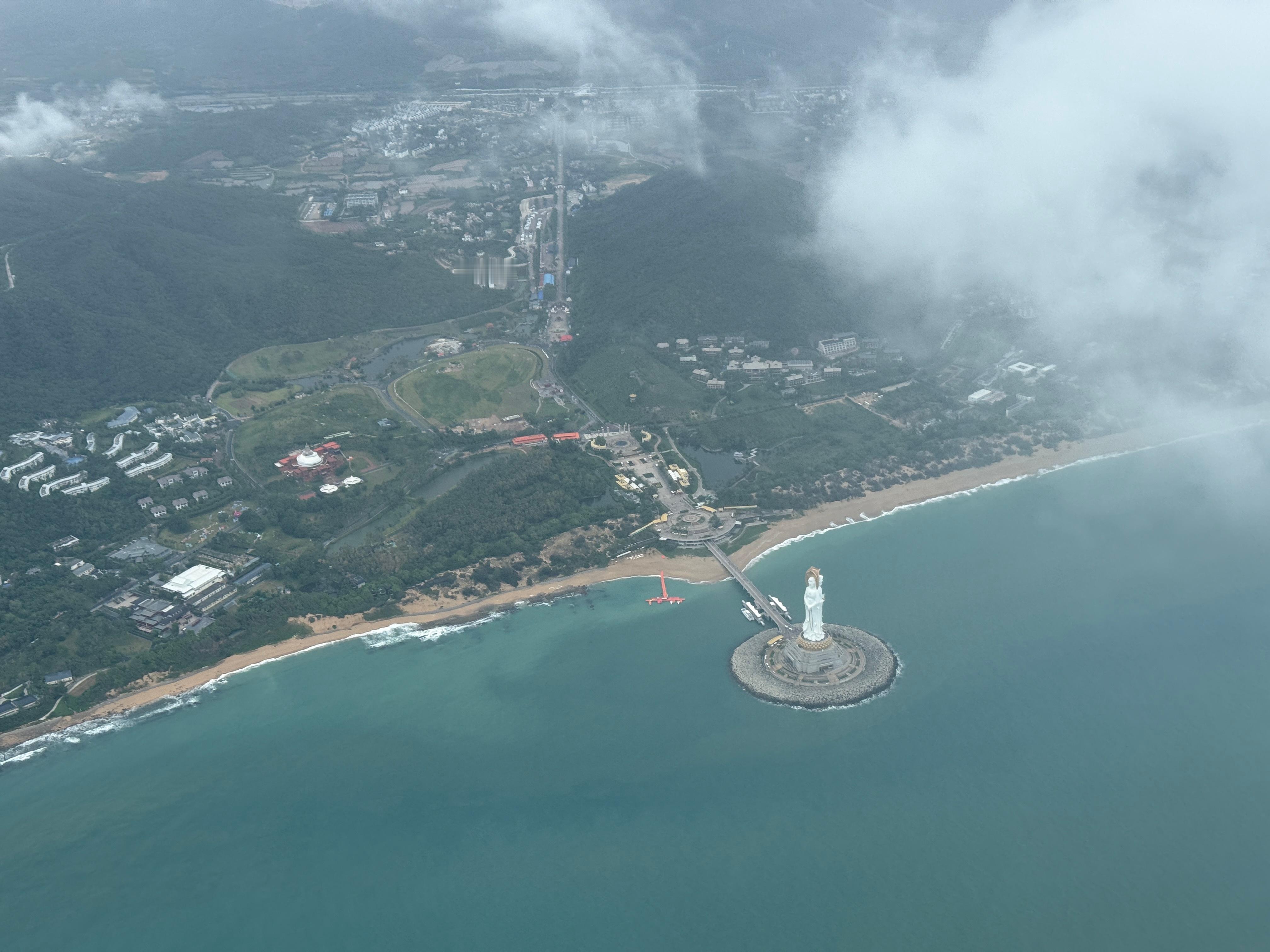 到三亚的飞机上，一路都能听到周围的人此起彼伏地在吹牛逼，实在听不下去把耳机开到降