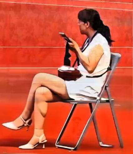 这位女士，只因为奏国歌时坐着玩手机，被单位辞退，并通告“永不录用”。

 升国旗