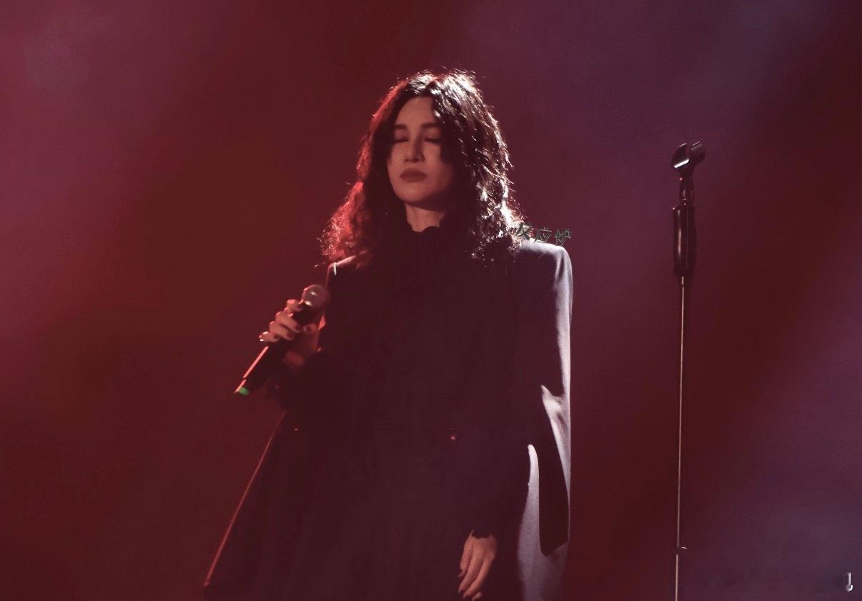 尚雯婕这造型是从德古拉城堡连夜空降的吧！暗黑哥特风直接美成内娱吸血鬼始祖，建议给