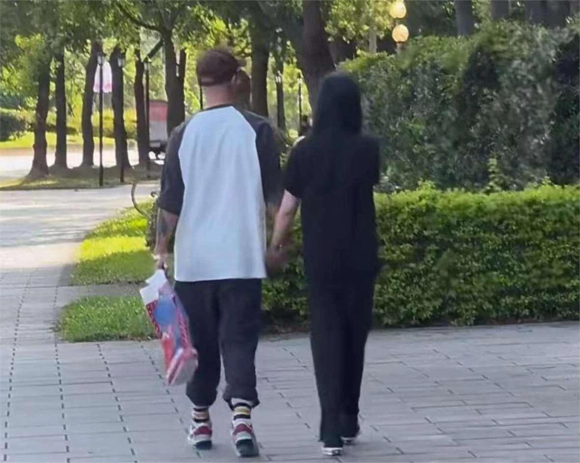 这一次，大S输得一塌糊涂。
大S和丈夫具俊晔手牵手散步的照片被曝光，不久汪小菲女