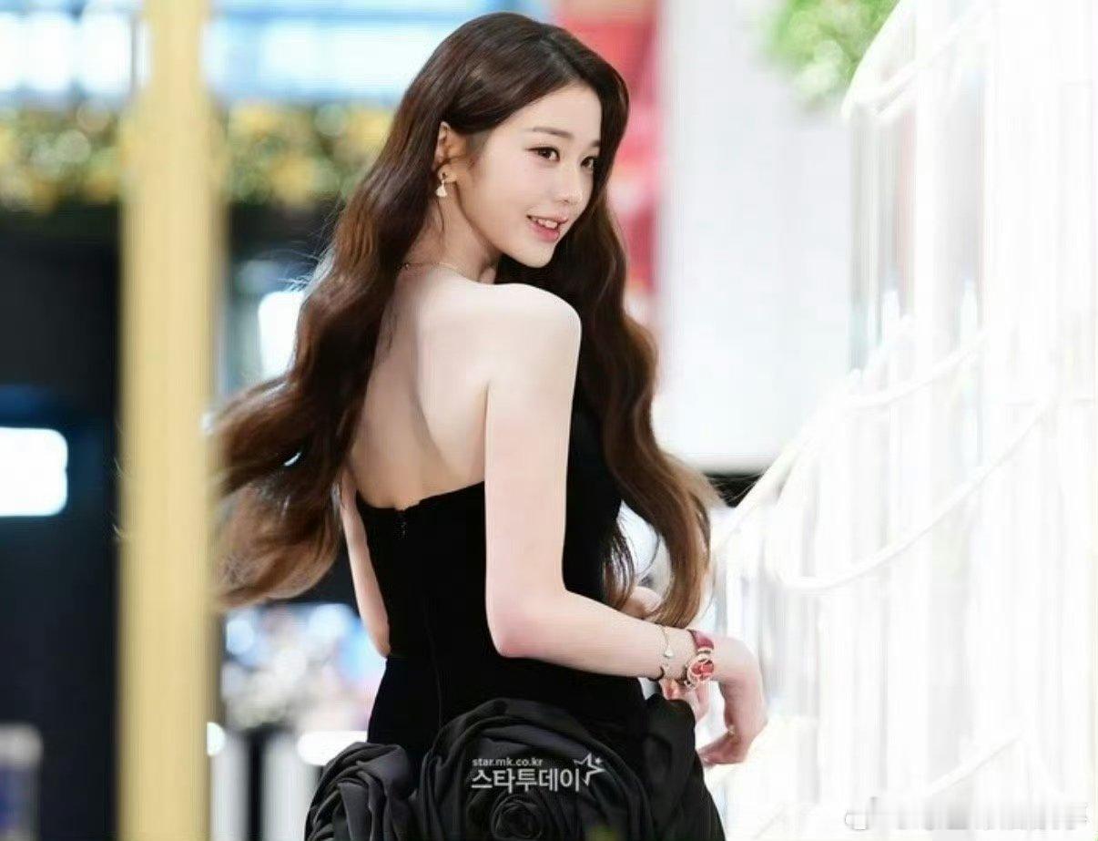 IU张元英韩娱2张权威的脸谁懂啊！IU 和张元英的红毯同框，简直是视觉盛宴，清冷