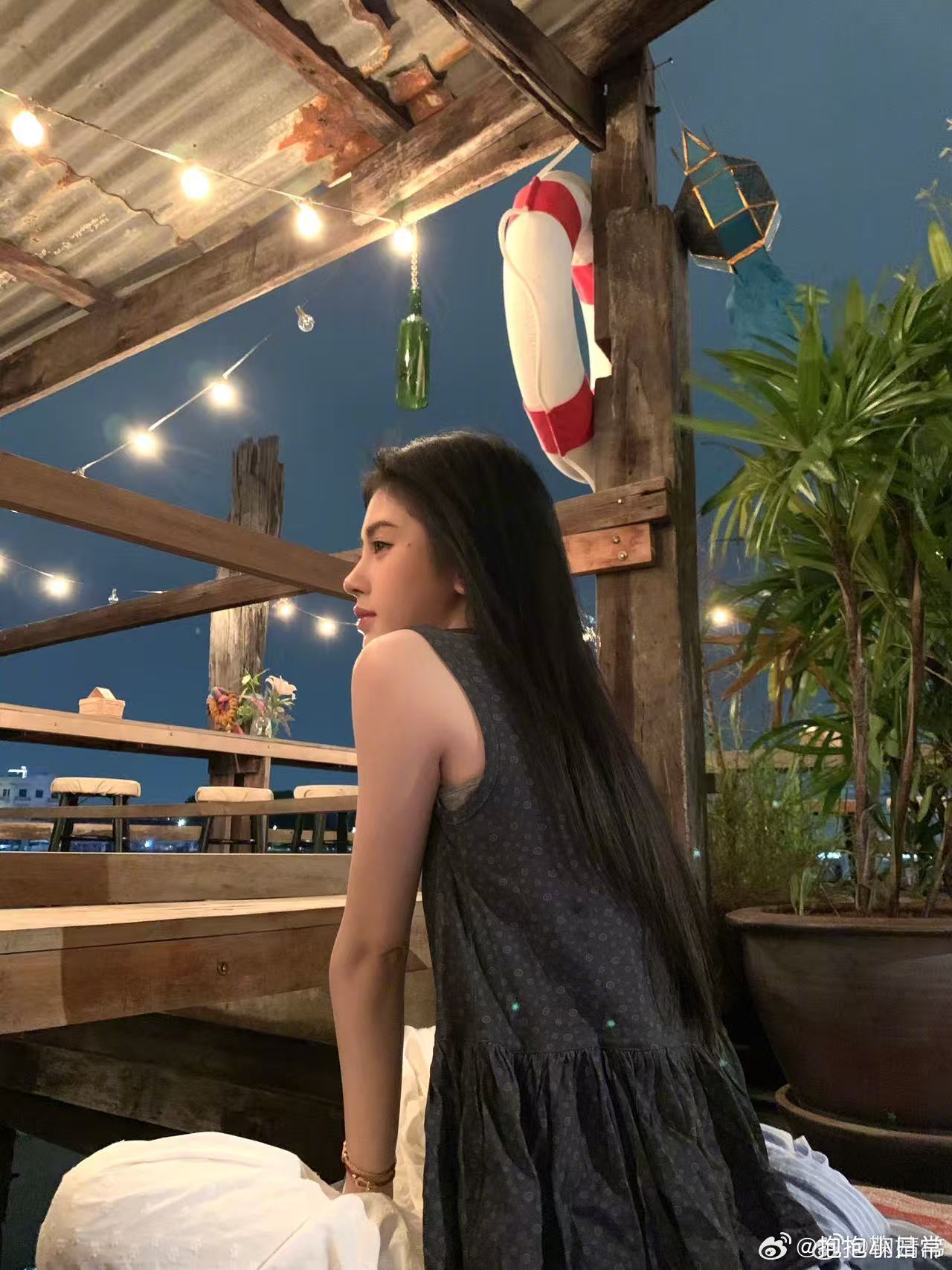 鞠婧祎发了一个表情包鞠婧祎思考emoji 就一个思考的表情包，都能被鞠婧祎发出不