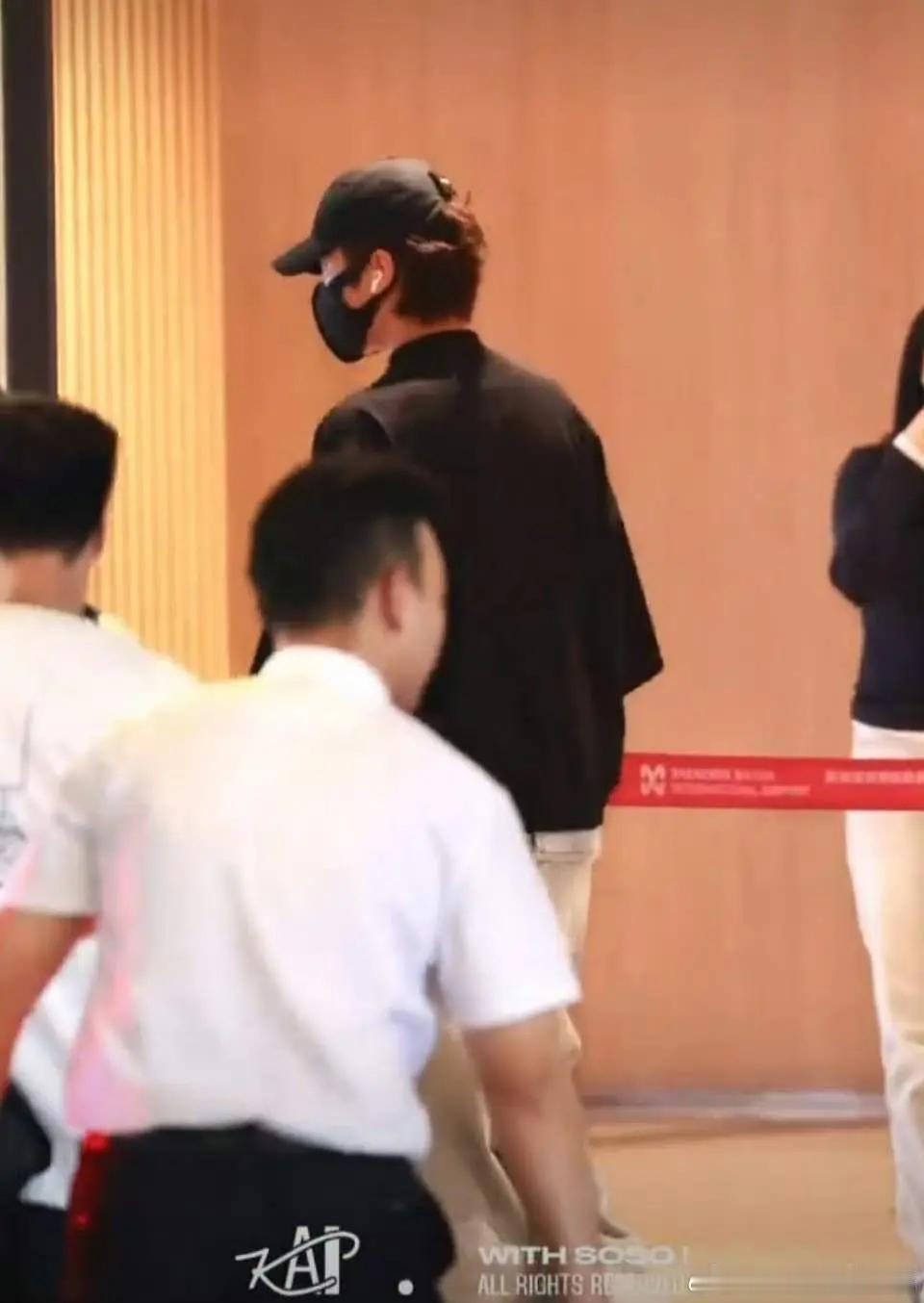 许凯没事了，进组《听风令》，另一个男主魏哲鸣，怪不得于歪最近又出来上网了。 ​​