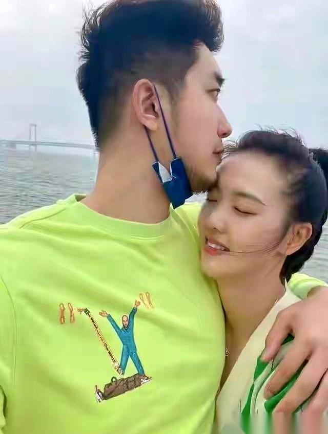 张常宁一记重扣，球砸在地板上，整个体育馆的欢呼声几乎要把屋顶掀翻。
她回来了，带